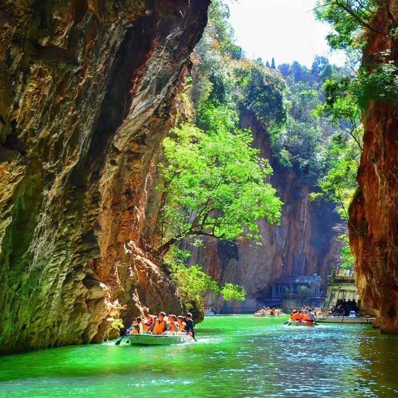 Formasi gua karst di Kawasan Wisata Jiuxiang dekat Kunming