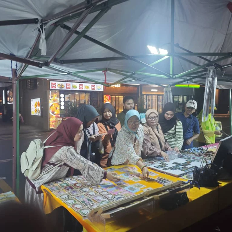 Wisatawan Muslim menyusuri kios pasar malam dekat Jiuzhaigou bersama HalalChinaTrips
