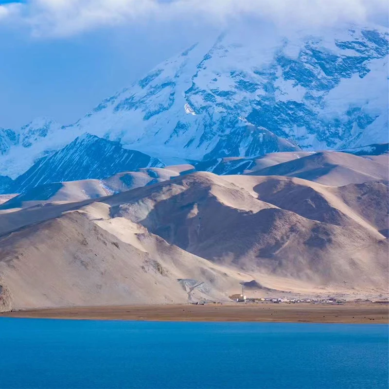 Danau Karakul memantulkan Muztagh Ata di Karakoram Highway