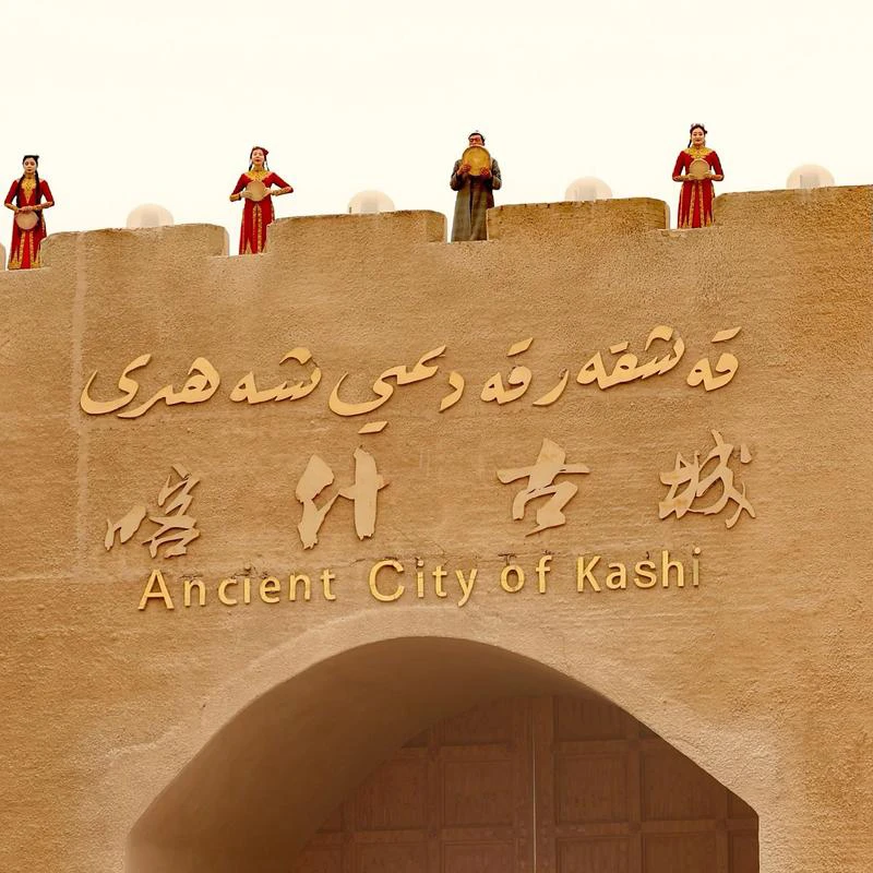 Gang-gang Uighur dan rumah bata lumpur di Kota Tua Kashgar