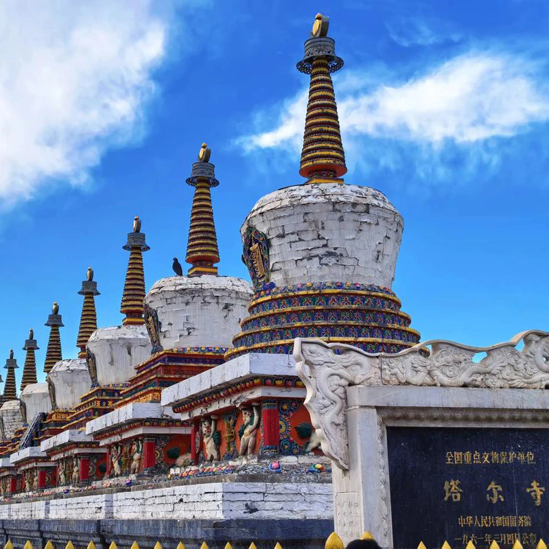 Stupa-stupa putih di Biara Kumbum (Kuil Ta'er) dekat Xining