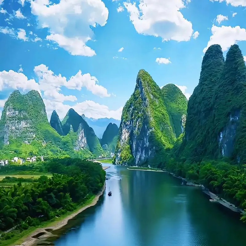 Perahu pelayaran Sungai Li melewati puncak karst antara Guilin dan Yangshuo