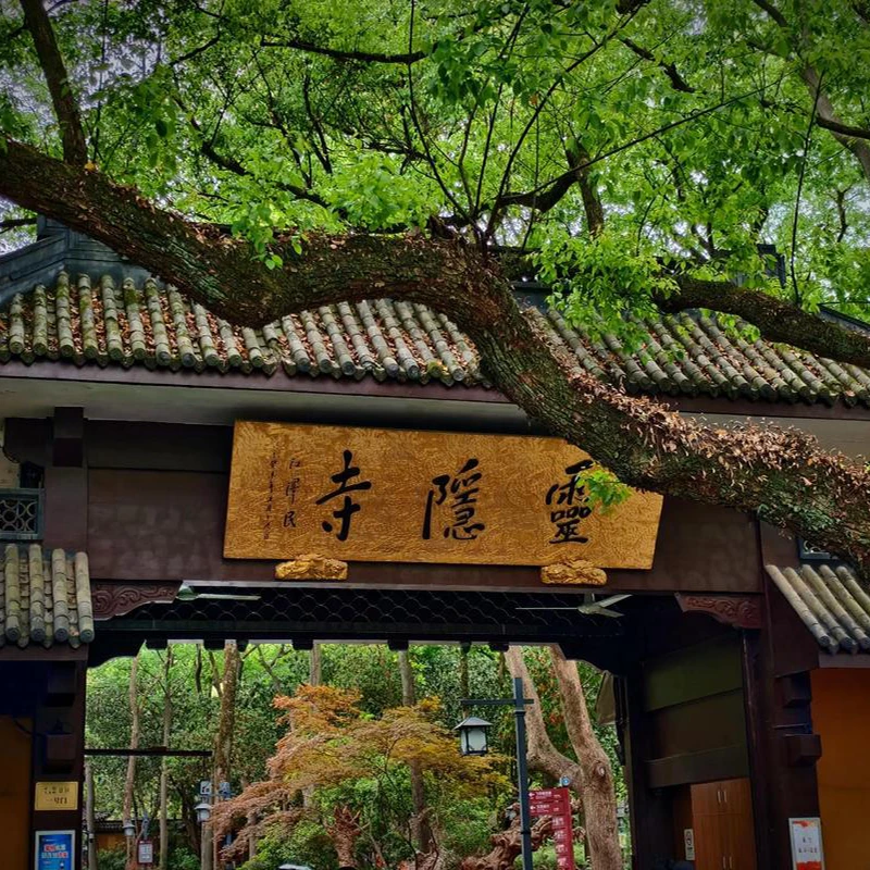 Bangunan Kuil Lingyin di lembah berhutan Hangzhou