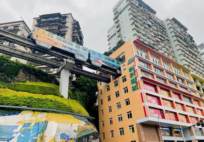 Kereta monorel melintasi sebuah gedung hunian di stasiun Liziba, Chongqing
