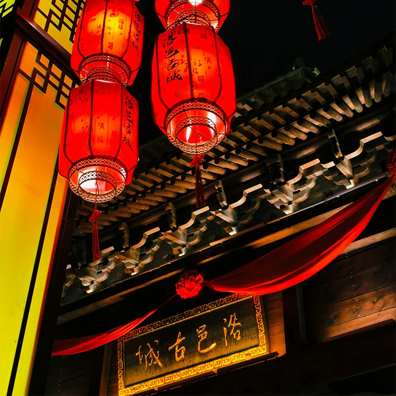 Jalanan berlampion di Kota Kuno Luoyi, Luoyang, pada malam hari