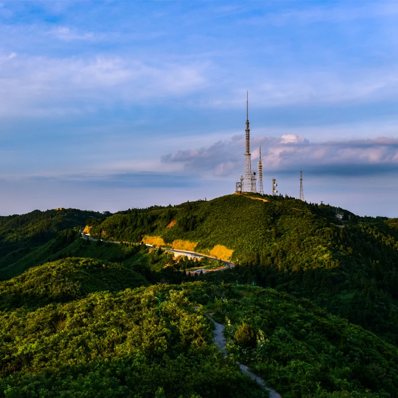 Puncak-puncak berhutan di kawasan wisata Meiling di luar Nanchang