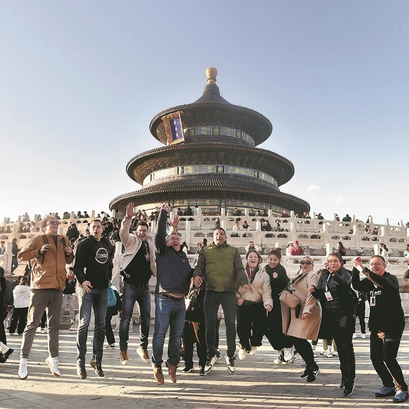 Rombongan wisatawan Muslim sedang makan dalam perjalanan Beijing bersama HalalChinaTrips