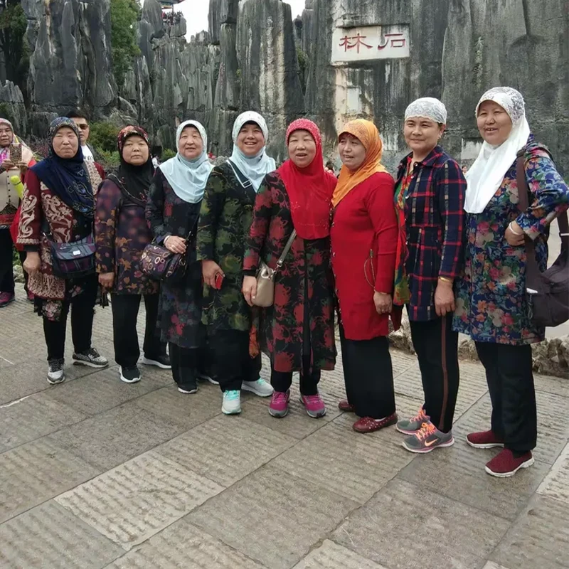 Rombongan wisatawan Muslim sedang makan bersama dalam perjalanan Dali bersama HalalChinaTrips