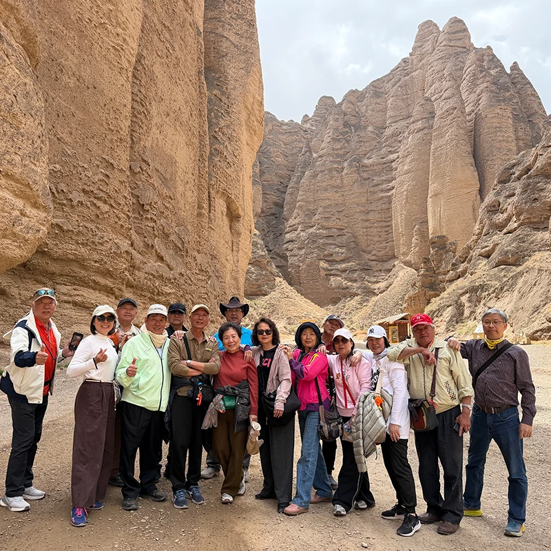 Rombongan wisatawan Muslim sedang makan dalam perjalanan Dunhuang bersama HalalChinaTrips
