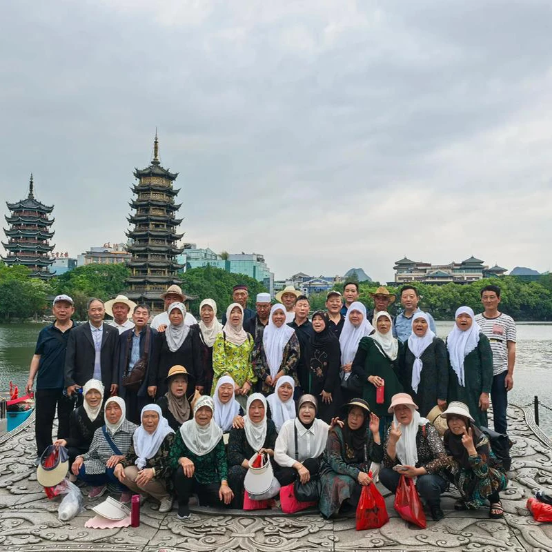 Wisatawan Muslim sedang makan di restoran halal terverifikasi di Guangzhou