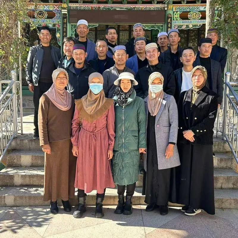 Wisatawan Muslim sedang makan di restoran halal terverifikasi di Guiyang