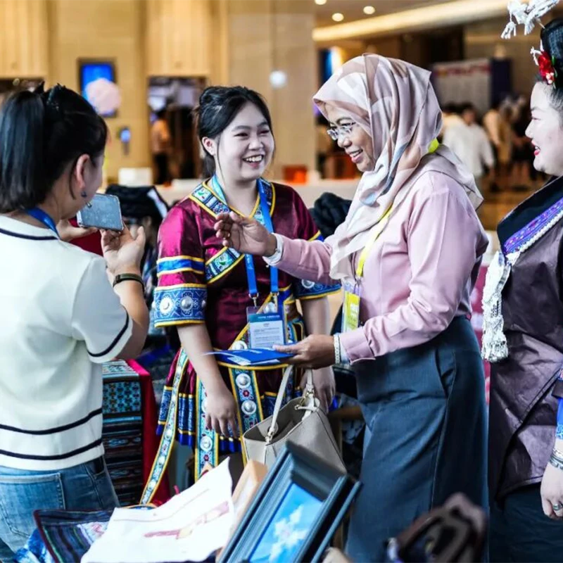 Wisatawan Muslim sedang makan di restoran halal terverifikasi di Harbin