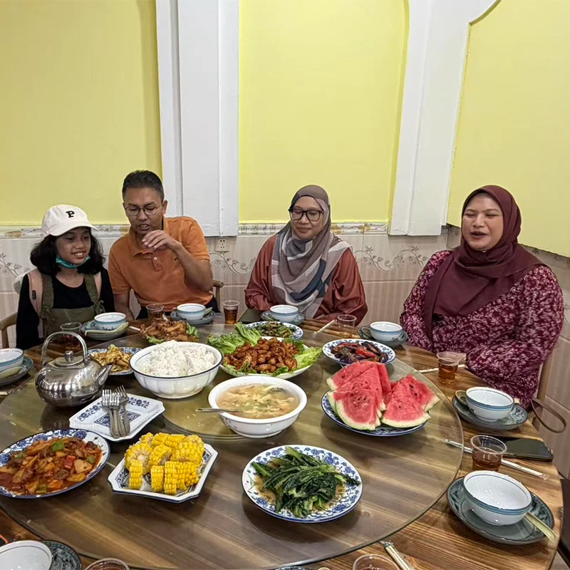 Keluarga Muslim menikmati makan malam halal di restoran terverifikasi di Kunming