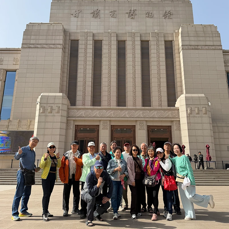 Rombongan wisatawan Muslim di depan Museum Provinsi Gansu, Lanzhou