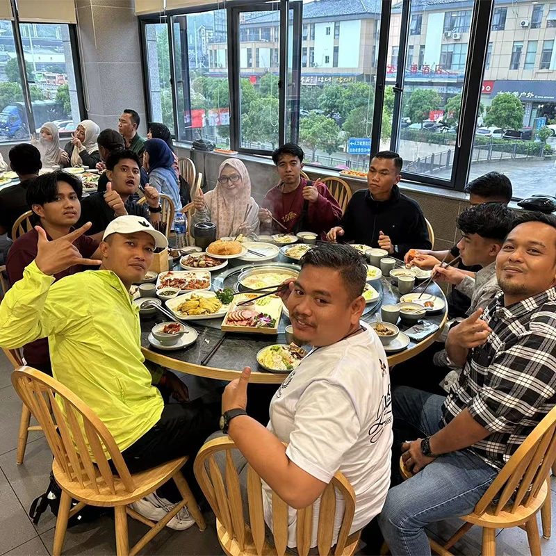 Rombongan wisatawan Muslim menikmati makan malam halal di sebuah restoran di China