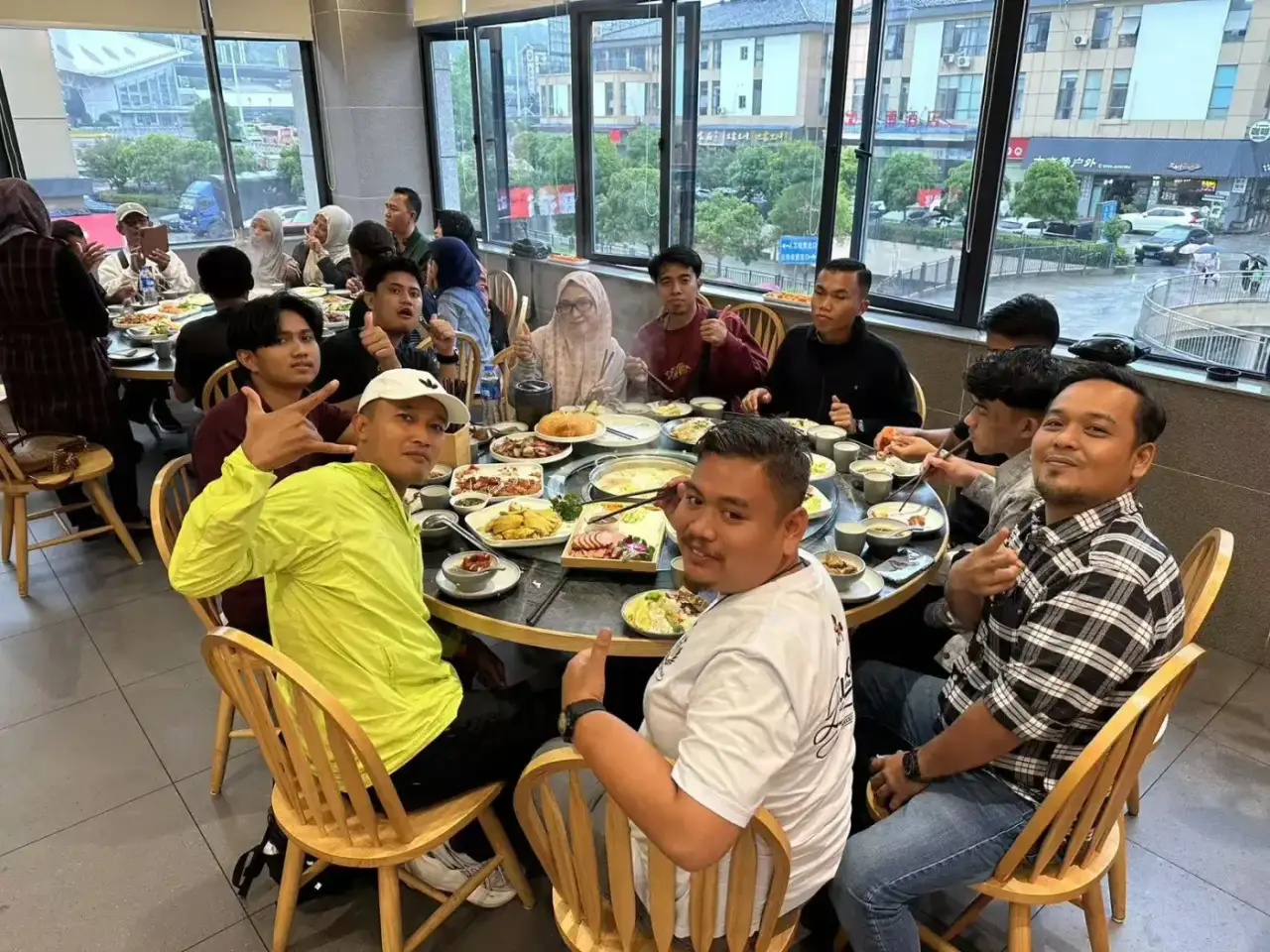 Rombongan wisatawan Muslim menikmati santapan halal di meja bundar dalam perjalanan di China
