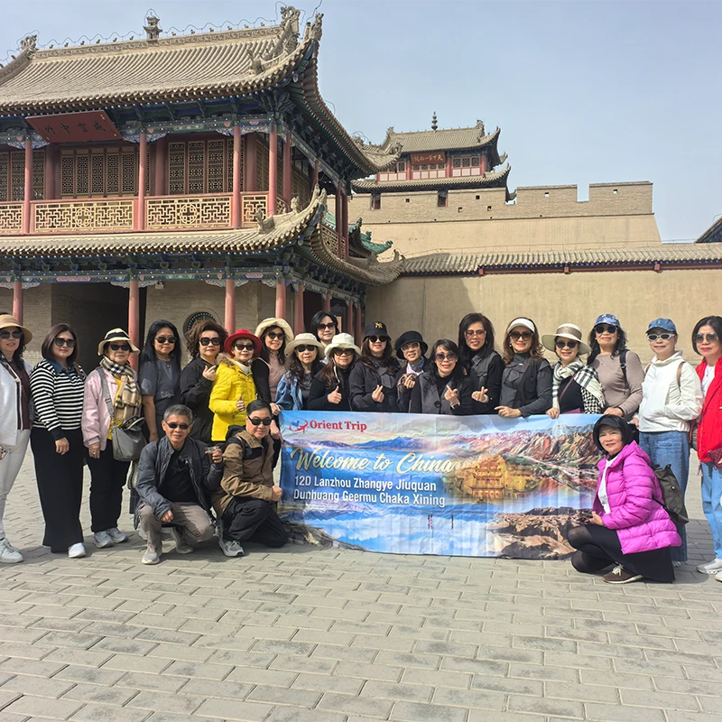 Rombongan tur Muslim di benteng Jiayuguan pada rute Jalur Sutra dari Lanzhou