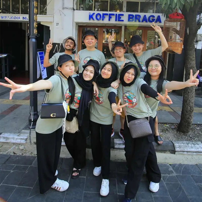 Wisatawan Muslim dalam tur Hangzhou menikmati santapan halal