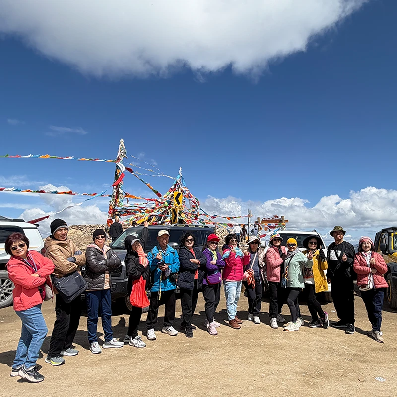 Rombongan tur Muslim di celah gunung Karakoram Highway dekat Kashgar