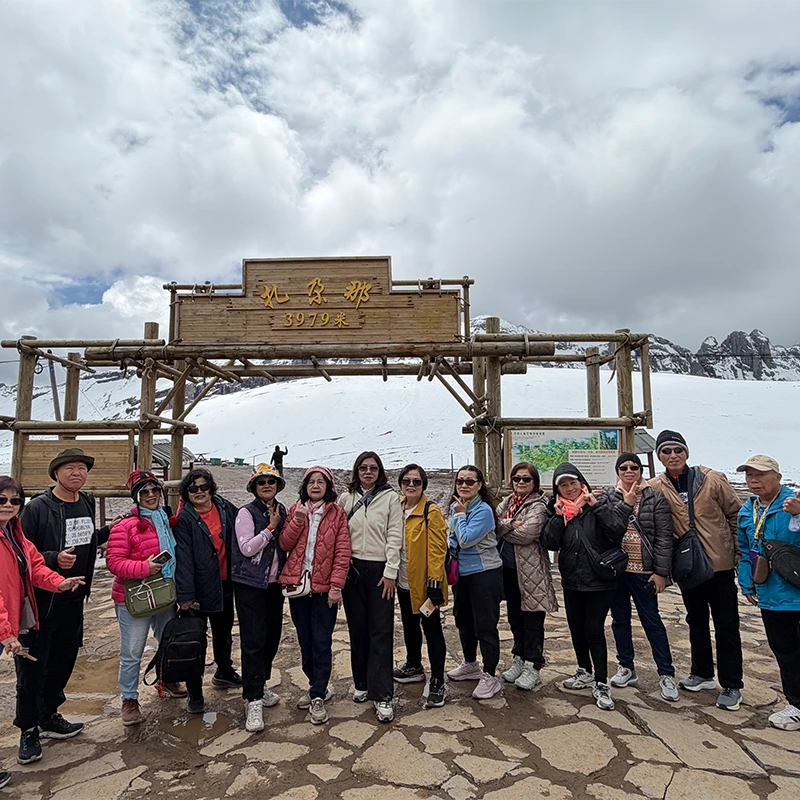 Rombongan tur Muslim di jalur pegunungan tinggi pada rute Yunnan dari Kunming