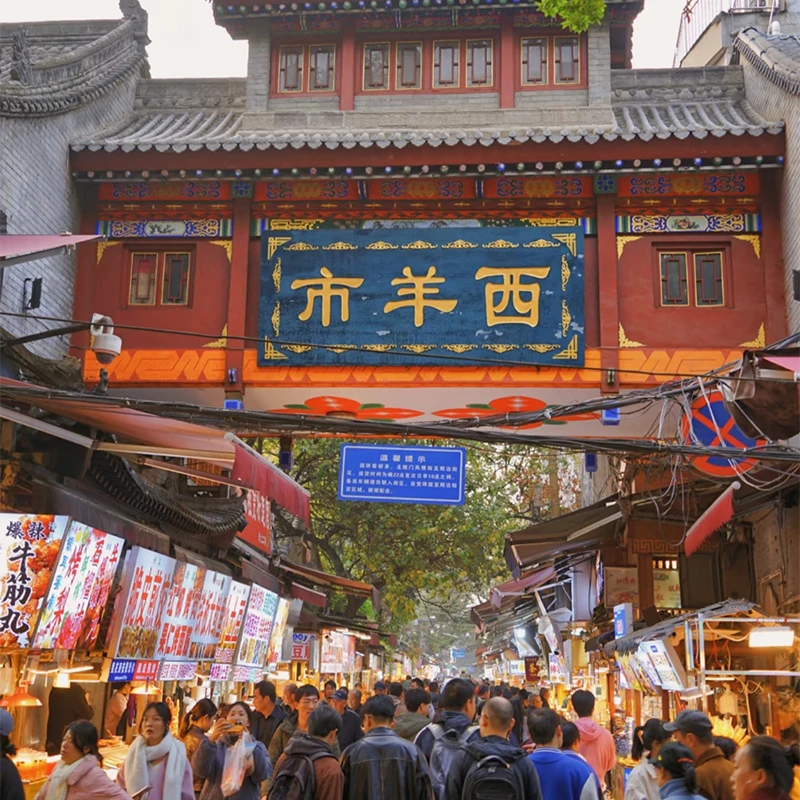 Jalan kuliner yang ramai di Muslim Quarter Xi'an