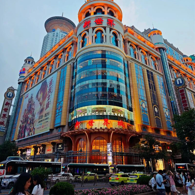 Papan neon dan keramaian di jalan pedestrian Nanjing Road, Shanghai