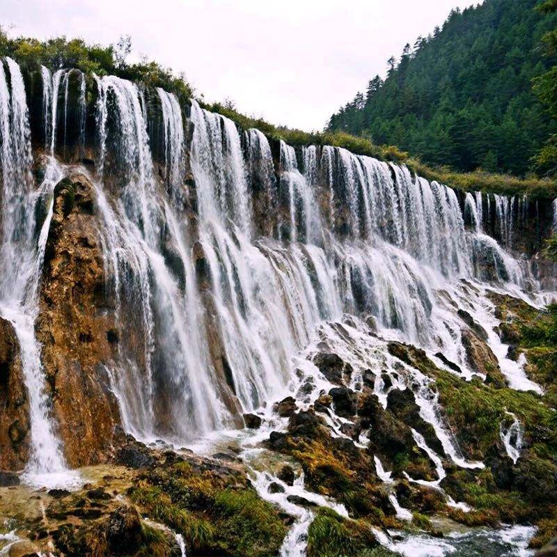 Tirai travertin lebar Air Terjun Nuorilang di Jiuzhaigou