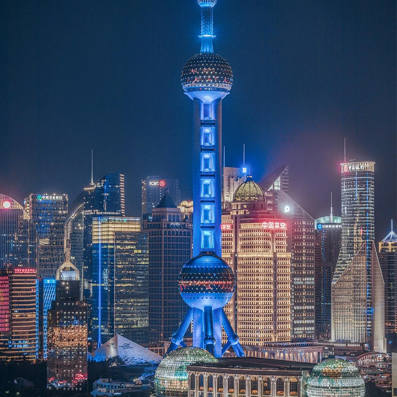 Oriental Pearl Tower dan gedung-gedung pencakar langit Lujiazui di Pudong, Shanghai