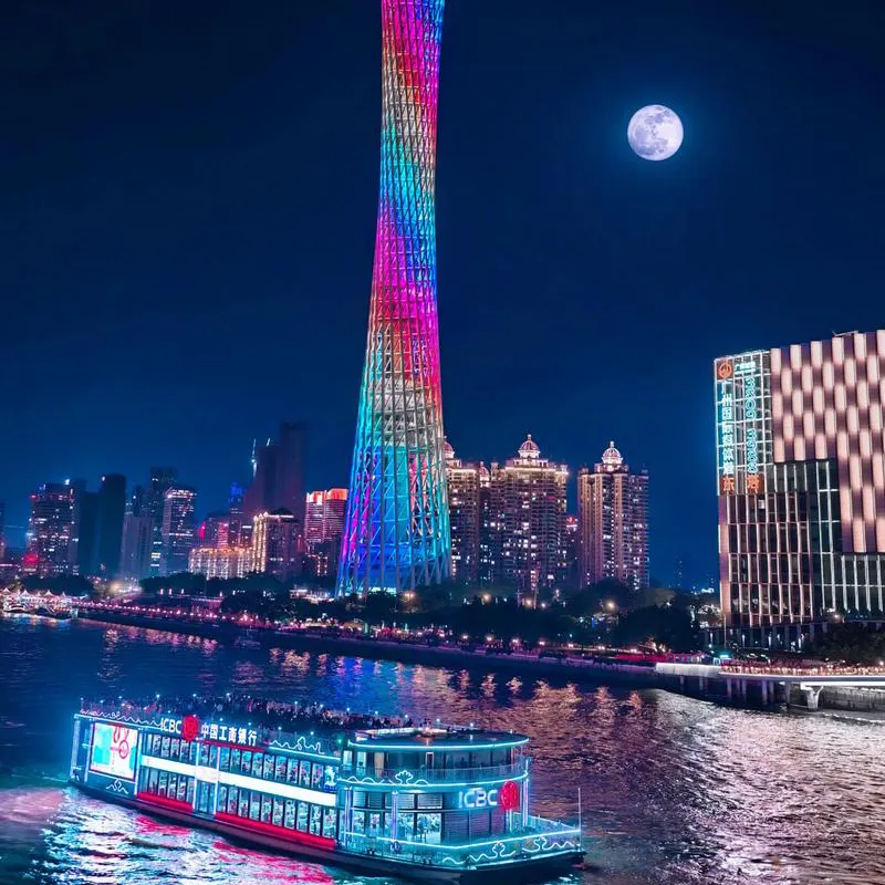 Pelayaran malam Sungai Mutiara melewati skyline Guangzhou yang bercahaya