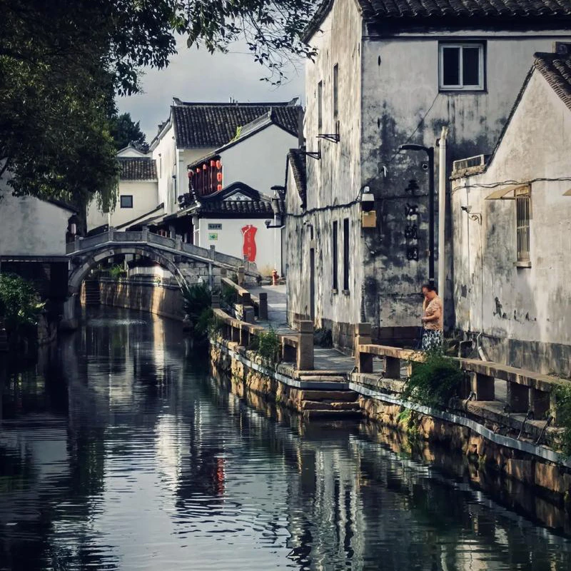Rumah-rumah tua tepi kanal dan jembatan batu di Pingjiang Road, Suzhou