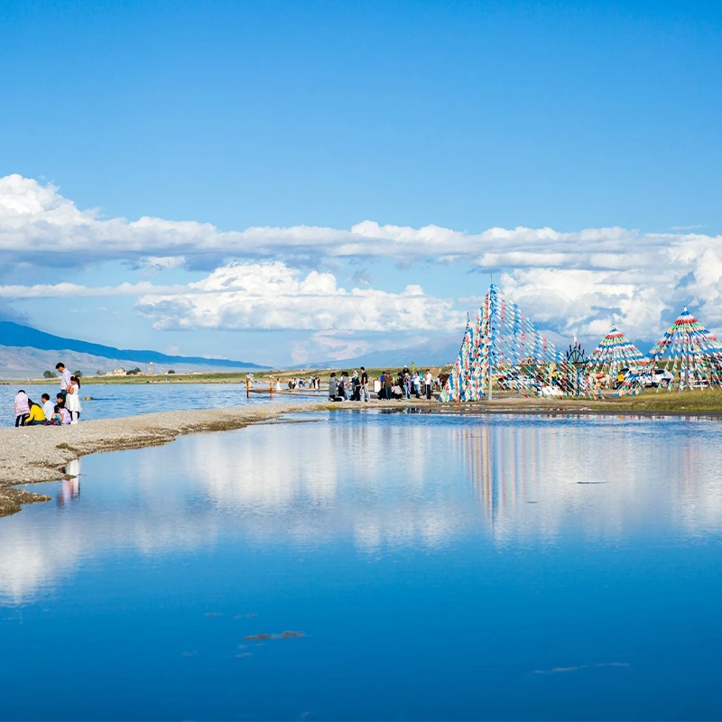 Tepi Danau Qinghai dengan bendera doa di dekat Xining