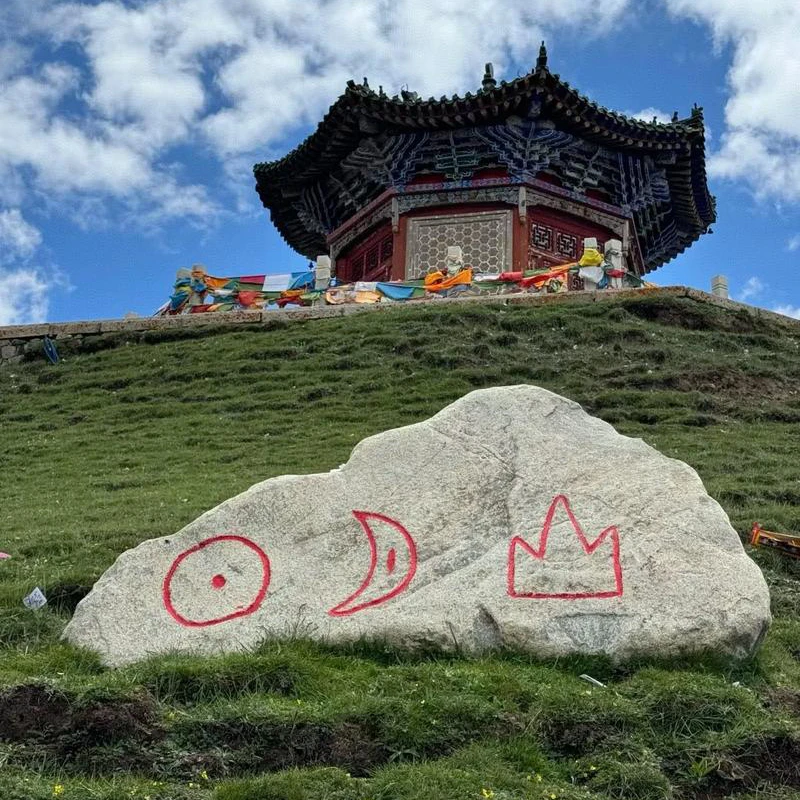 Paviliun Gunung Riyue dengan lambang matahari dan bulan di dekat Xining