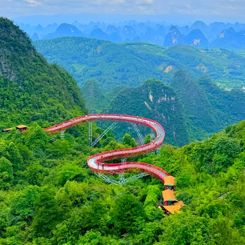 Kereta gantung Puncak Ruyi dan platform pandang di atas karst Yangshuo