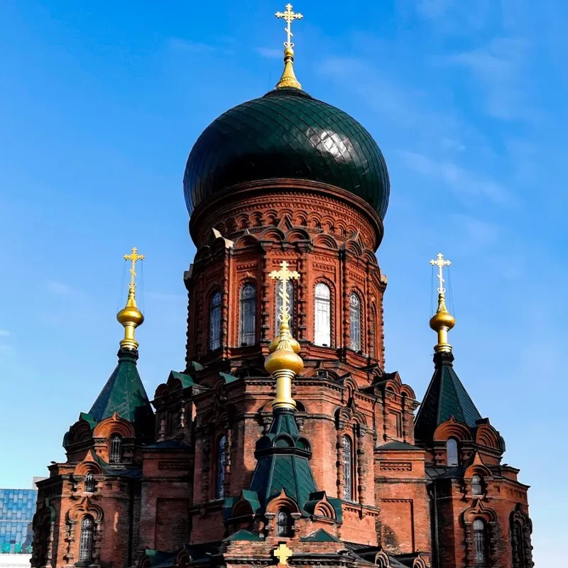Katedral Saint Sophia berkubah hijau di lapangannya sendiri, Harbin