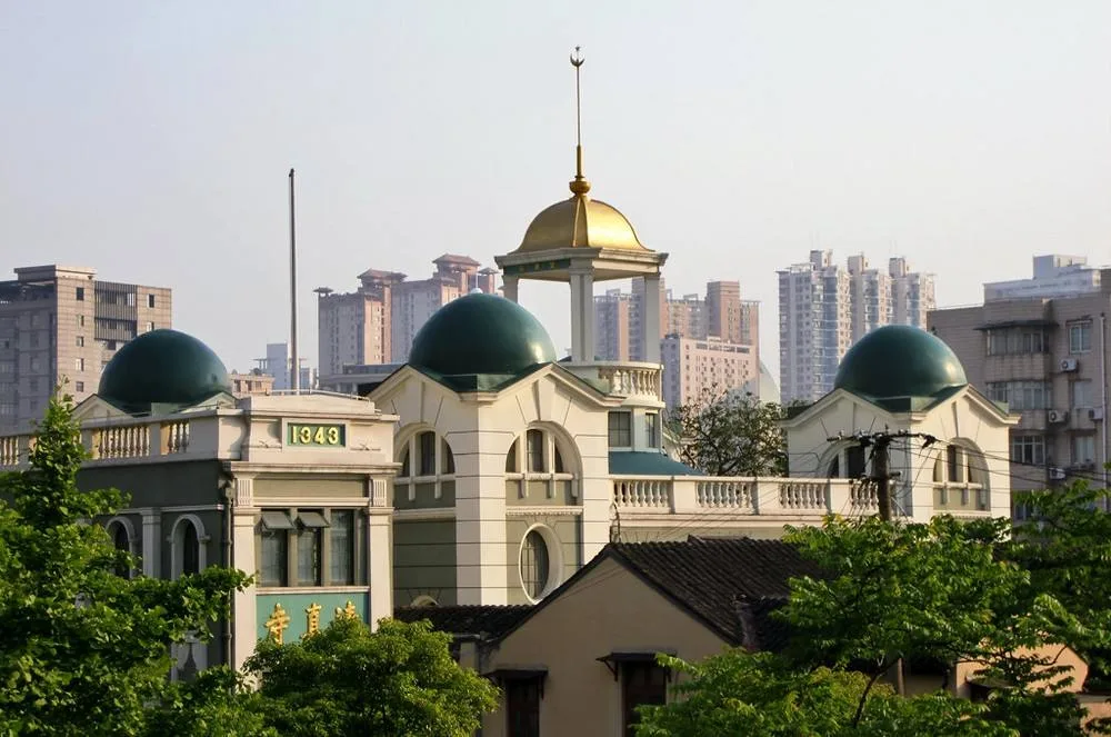 Masjid dengan kubah hijau dan menara berpuncak emas di Shanghai