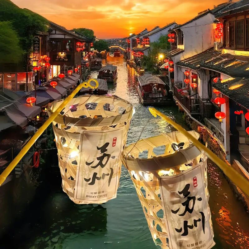Kanal bercahaya lampion dan rumah-rumah tua di sepanjang Shantang Street pada malam hari, Suzhou
