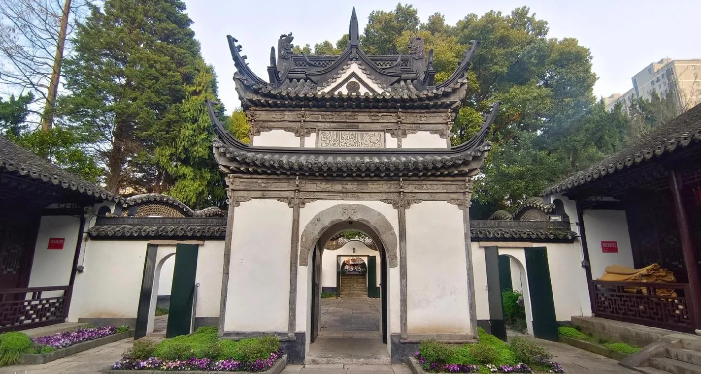 Gerbang bergaya China klasik dengan kaligrafi Arab di Masjid Songjiang, masjid tertua di Shanghai