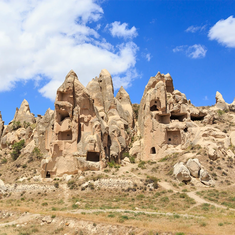Reruntuhan benteng Stone City di atas padang rumput di Tashkurgan