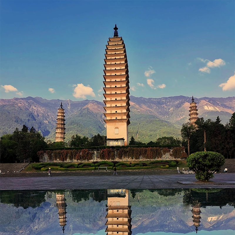 Tiga Pagoda Kuil Chongsheng di antara Gunung Cangshan dan Danau Erhai di Dali