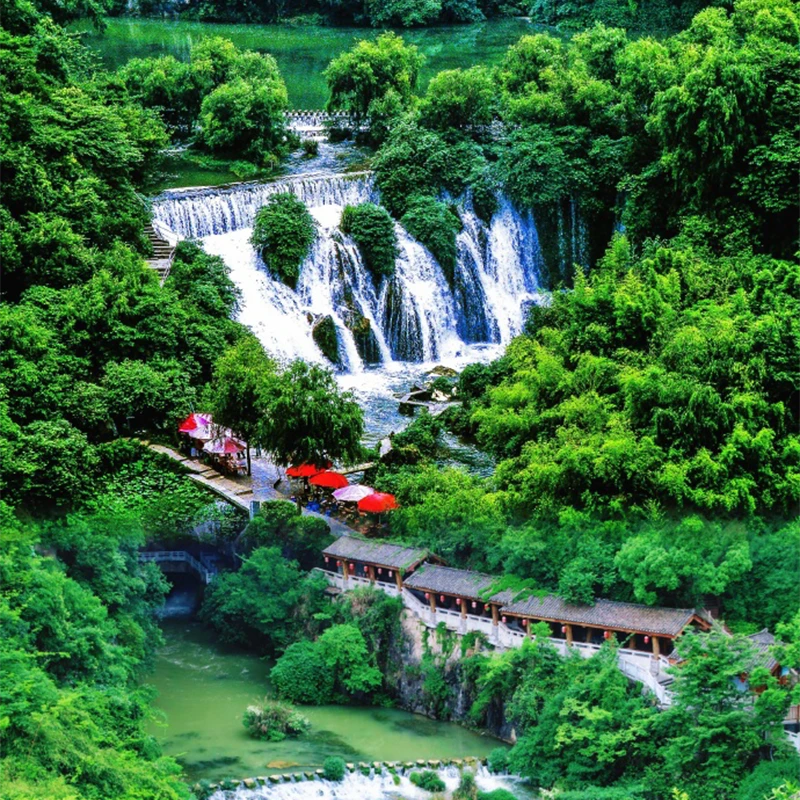 Gua karst dan air terjun di Kawasan Wisata Tianhetan dekat Guiyang