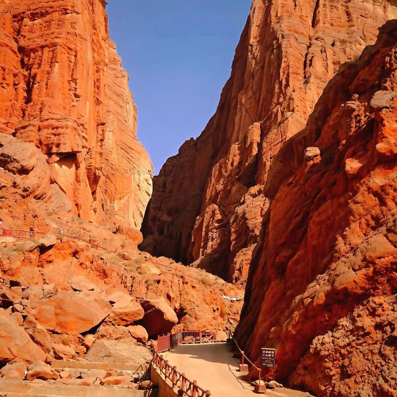 Lereng berhutan dan lembah padang rumput Grand Canyon Tianshan dekat Urumqi