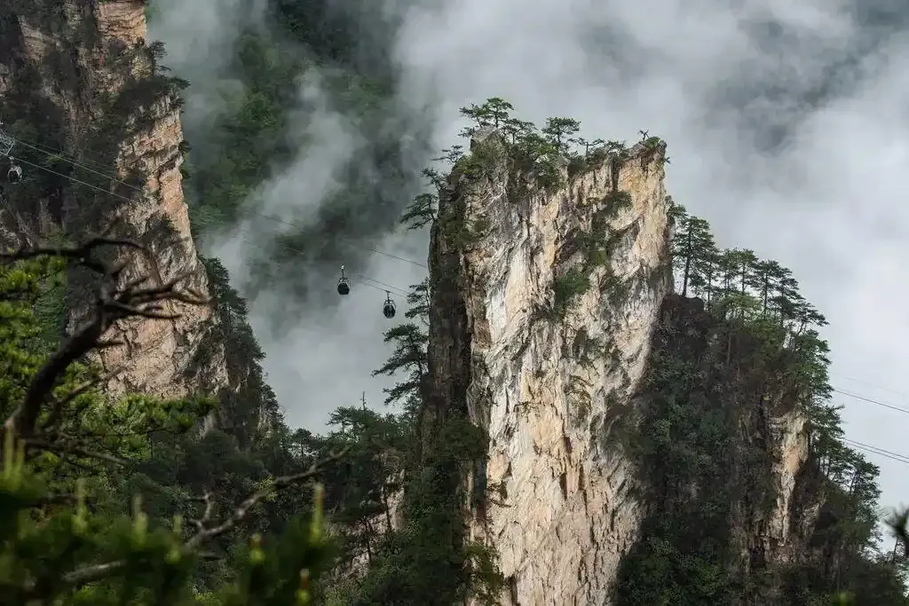 Kereta gantung di Taman Hutan Nasional Zhangjiajie — urutan rute menentukan berhasil tidaknya satu hari DIY