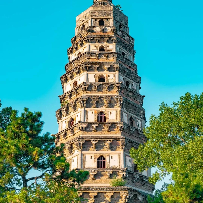 Pagoda Yunyan menjulang di atas pepohonan di kawasan Tiger Hill, Suzhou