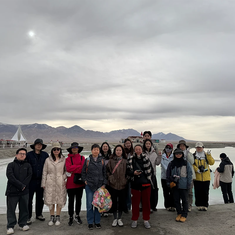 Rombongan tur di Danau Garam Chaka pada rute Qinghai bersama HalalChinaTrips