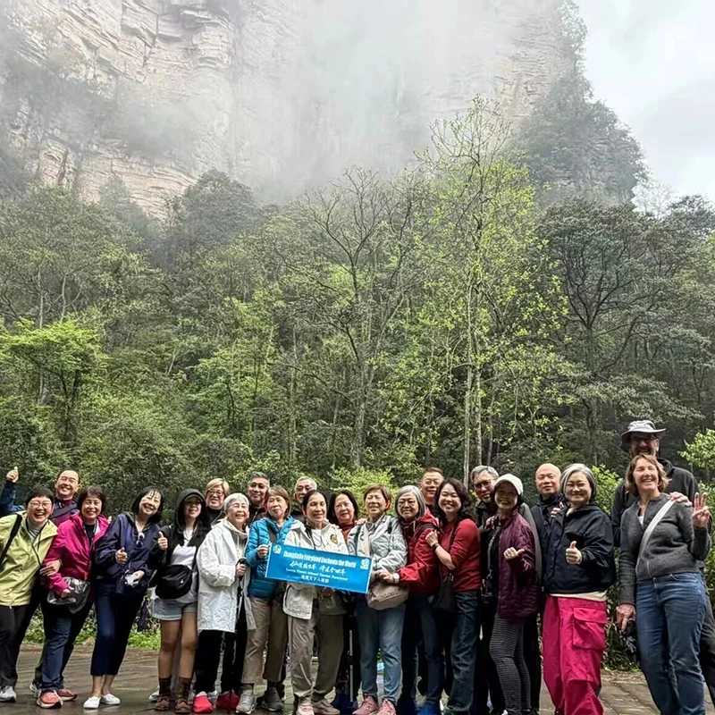 Rombongan tour di pegunungan dalam rute China bersama HalalChinaTrips