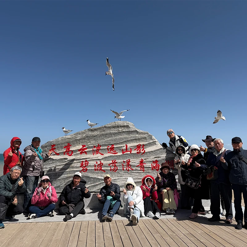 Rombongan tur di Danau Qinghai pada rute Xining bersama HalalChinaTrips