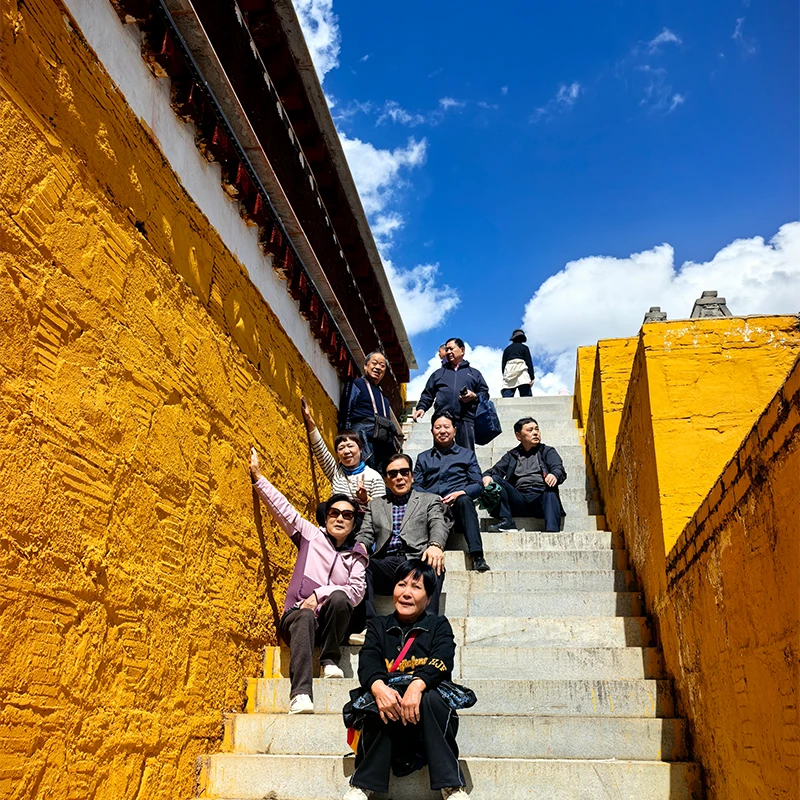 Rombongan tour di tangga kuil dalam salah satu rute China bersama HalalChinaTrips