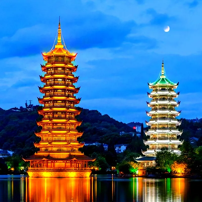 Pagoda bercahaya di rute malam Dua Sungai dan Empat Danau di Guilin