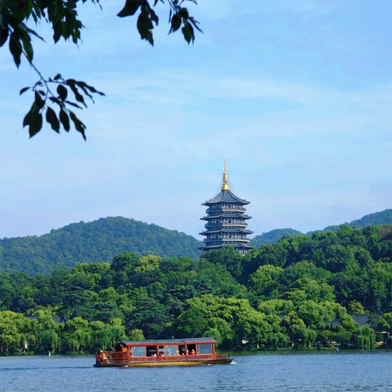 Danau Xihu di Hangzhou dengan pemandangan pagoda dan tanggul