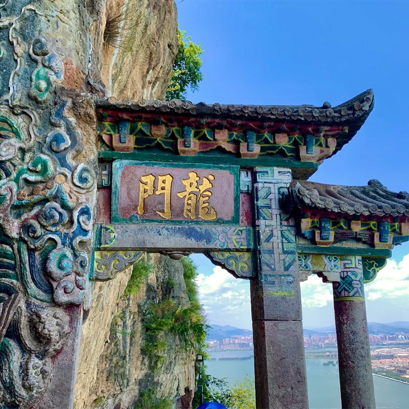 Jalur tebing Gerbang Naga di Perbukitan Barat di atas Danau Dianchi, Kunming